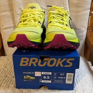 Brooks women’s 9.5 Cascadia Trail Sneakers NIB - Yellow and Purple
